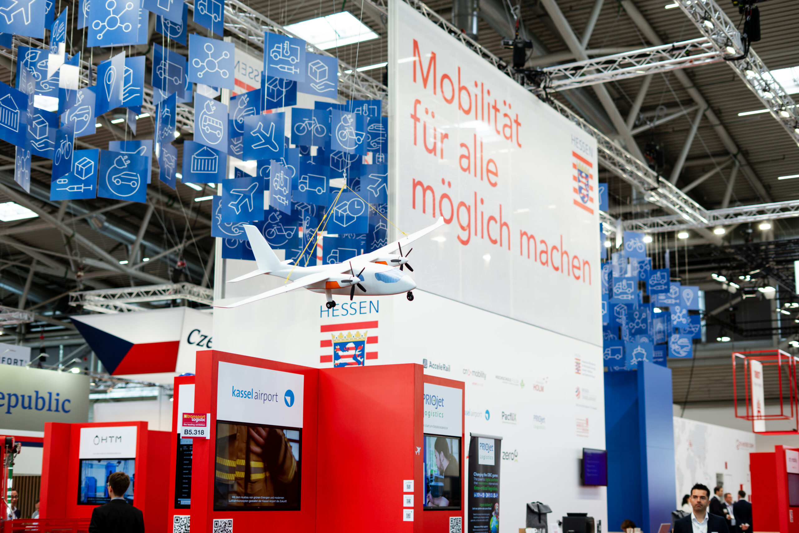Hessischer Gemeinschaftsstand, im Vordergrund das Exponat von Flughafen GmbH Kassel