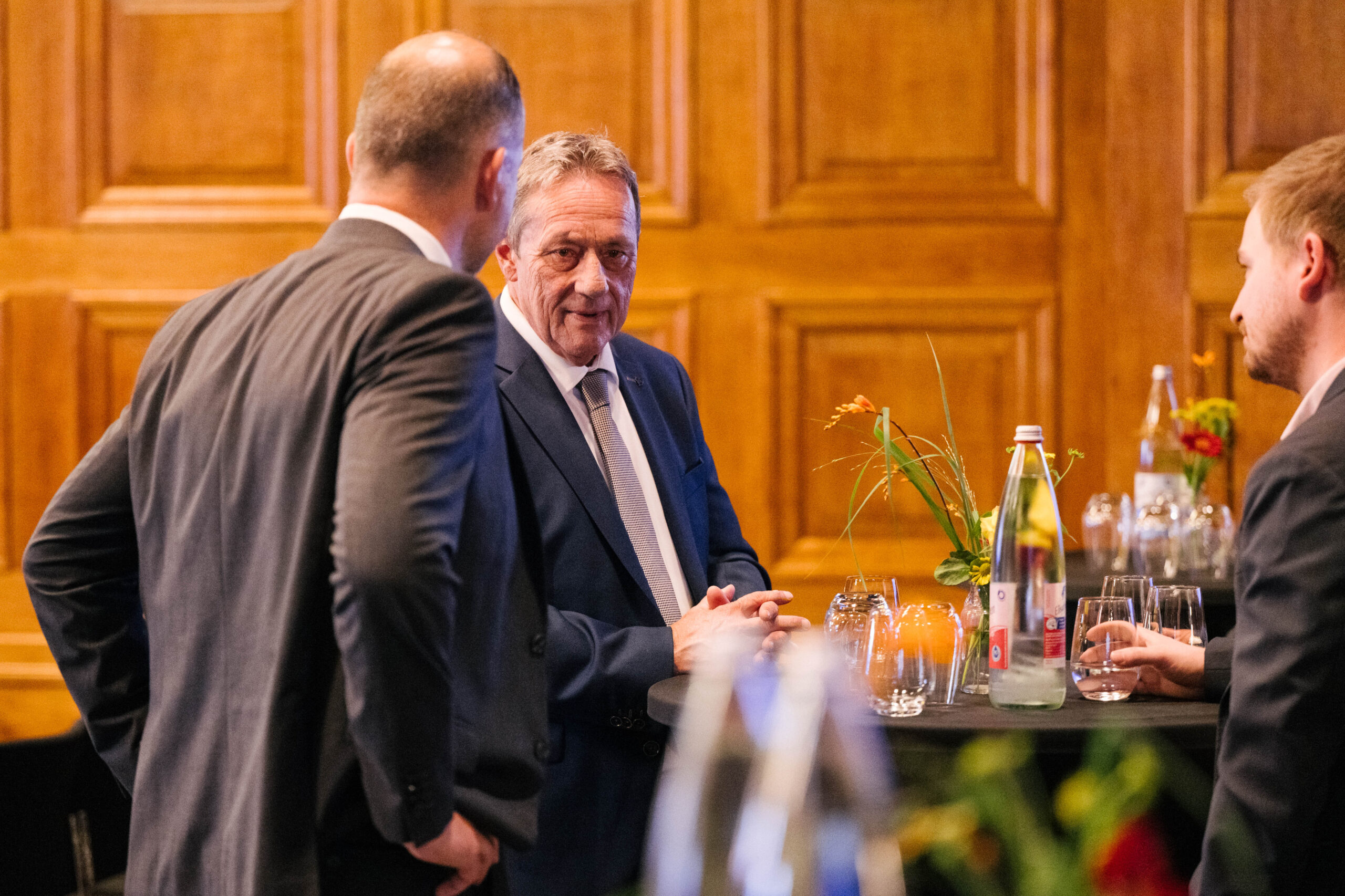 Minister Achim Schwickert im Gespräch mit Teilnehmenden. Minister Achim Schwickert im Gespräch mit Teilnehmenden.