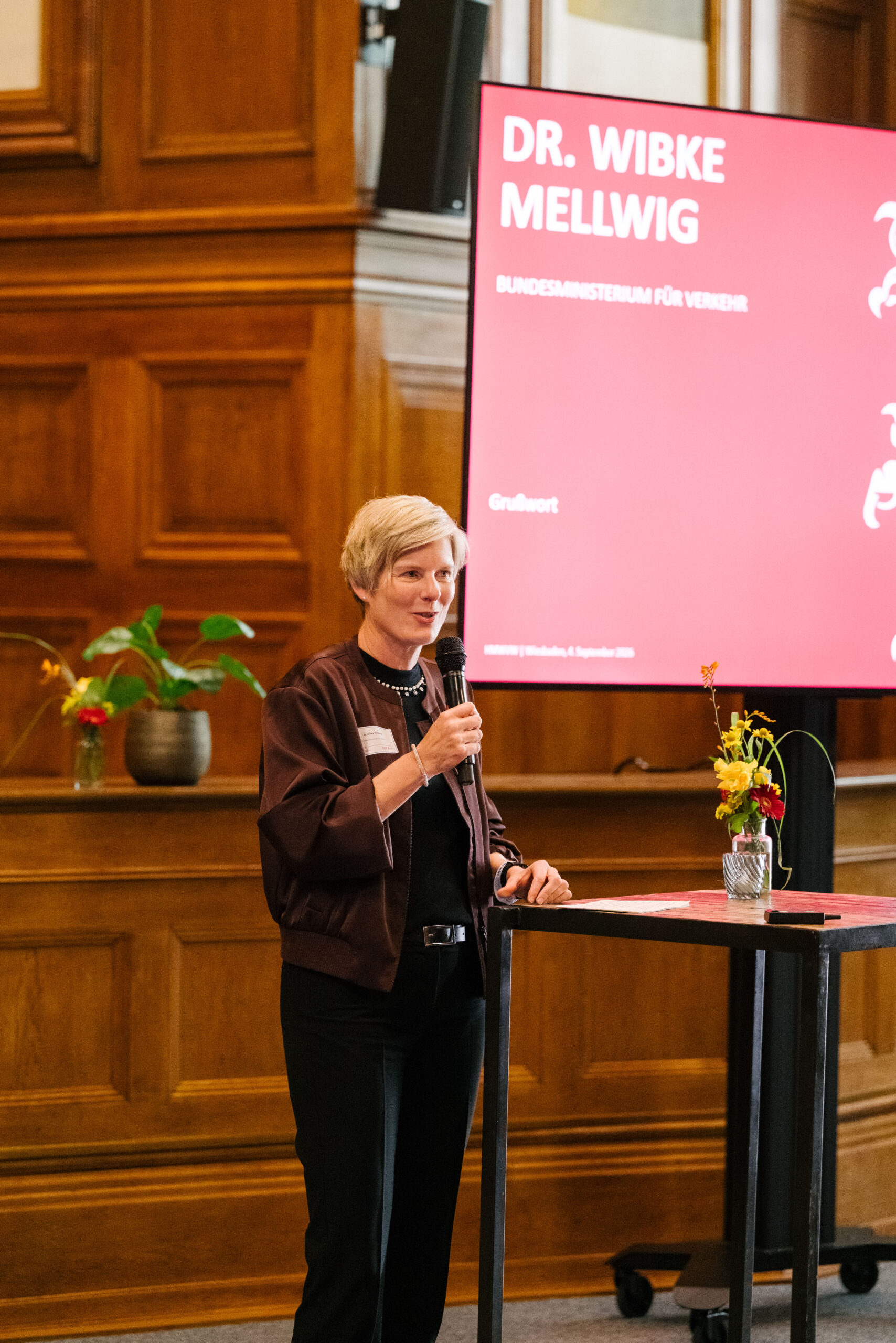 Dr. Wibke Mellwig, BMV bei Grußwort. Dr. Wibke Mellwig, BMV bei Grußwort.