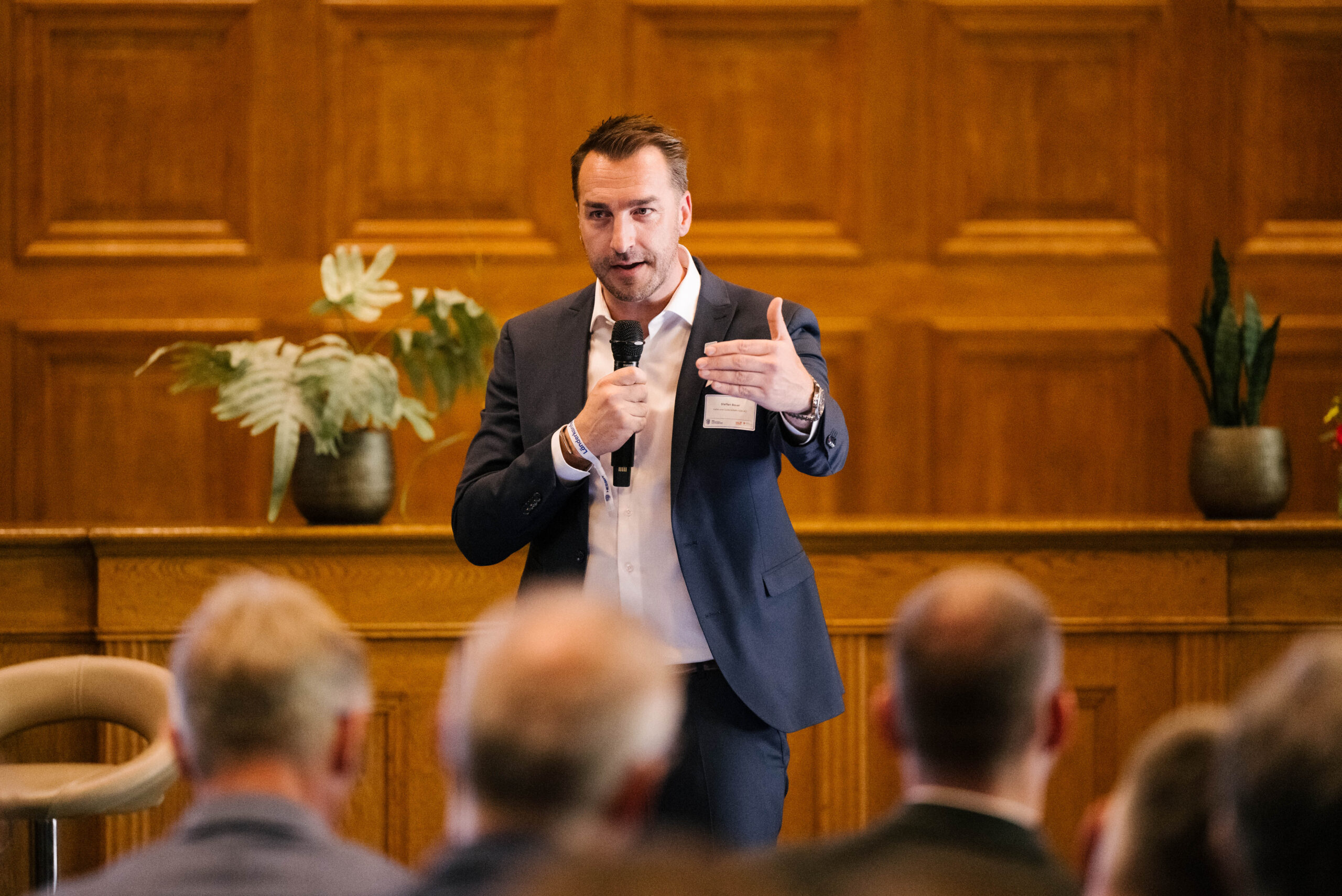 Steffen Bauer, CEO Häfen und Güterverkehr Köln AG (HGK) bei seinem Vortrag. Steffen Bauer, CEO Häfen und Güterverkehr Köln AG (HGK) bei seinem Vortrag.