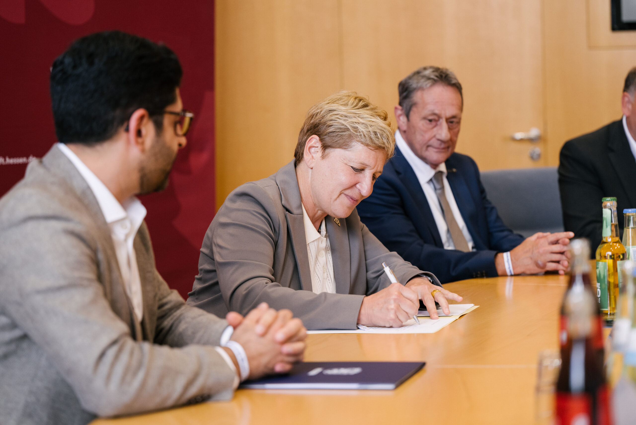 Nicole Razavi MdL, Ministerin für Verkehr Baden-Württemberg bei der Unterzeichnung des Positionspapiers. Nicole Razavi MdL, Ministerin für Verkehr Baden-Württemberg bei der Unterzeichnung des Positionspapiers.