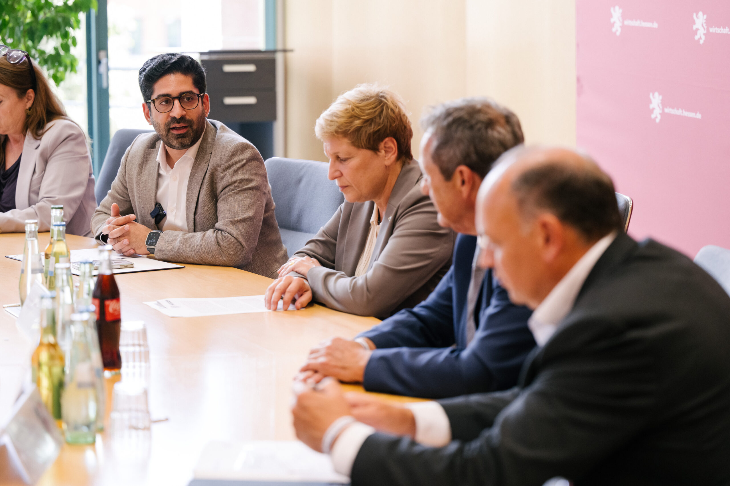 Minister Kaweh Mansoori, Ministerin Nicole Razavi MdL Staatssekretär Viktor Haase & Minister Achim Schwickert bei der Unterzeichnung des Positionspapier: Mehr Geld für Wasserstraßen und Häfen gefordert Minister Kaweh Mansoori, Ministerin Nicole Razavi MdL Staatssekretär Viktor Haase & Minister Achim Schwickert bei der Unterzeichnung des Positionspapier: Mehr Geld für Wasserstraßen und Häfen gefordert