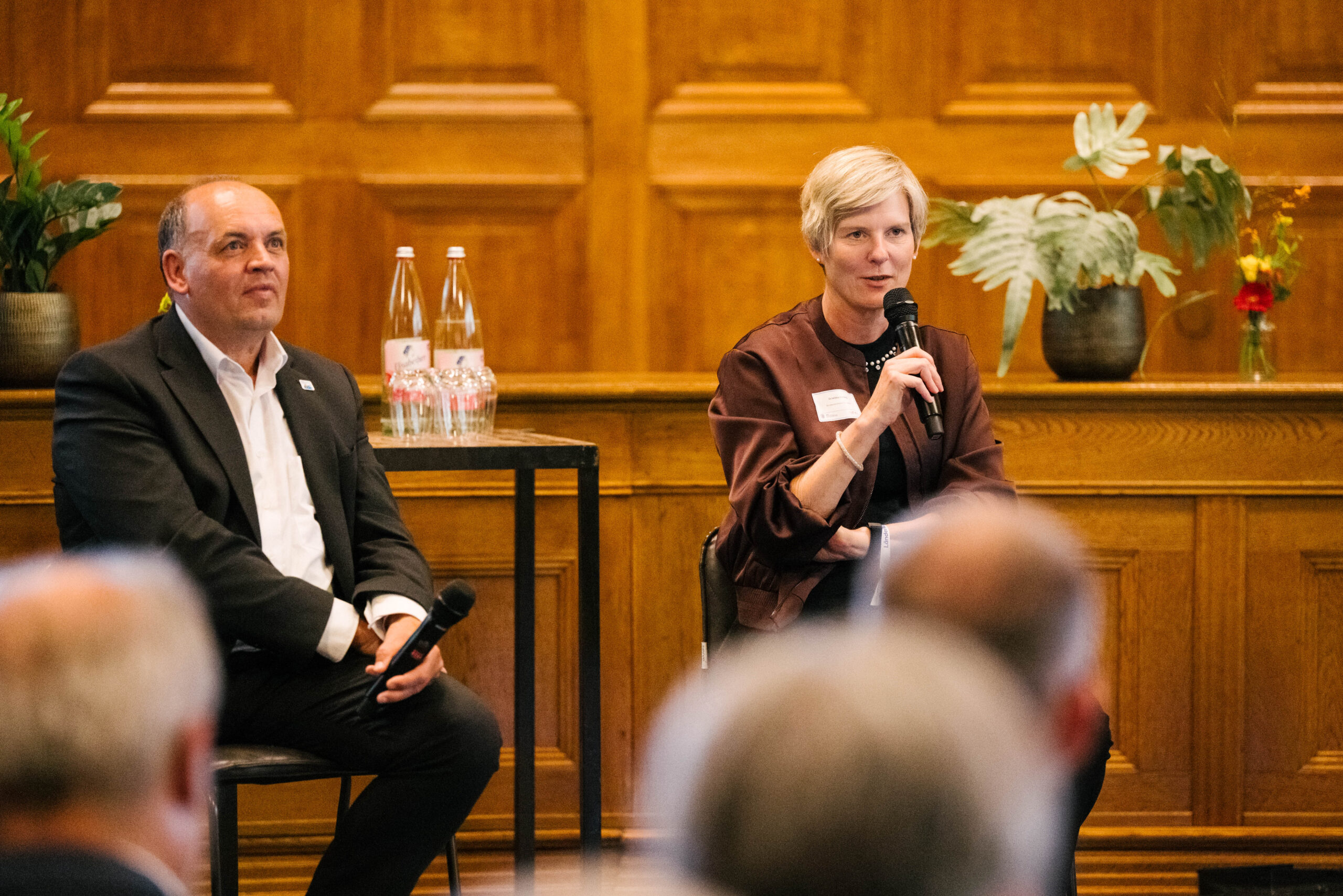 Staatssekretär Viktor Haase und MDir’in Dr. Wibke Mellwig bei der Podiumsdiskussion Staatssekretär Viktor Haase und MDir’in Dr. Wibke Mellwig bei der Podiumsdiskussion