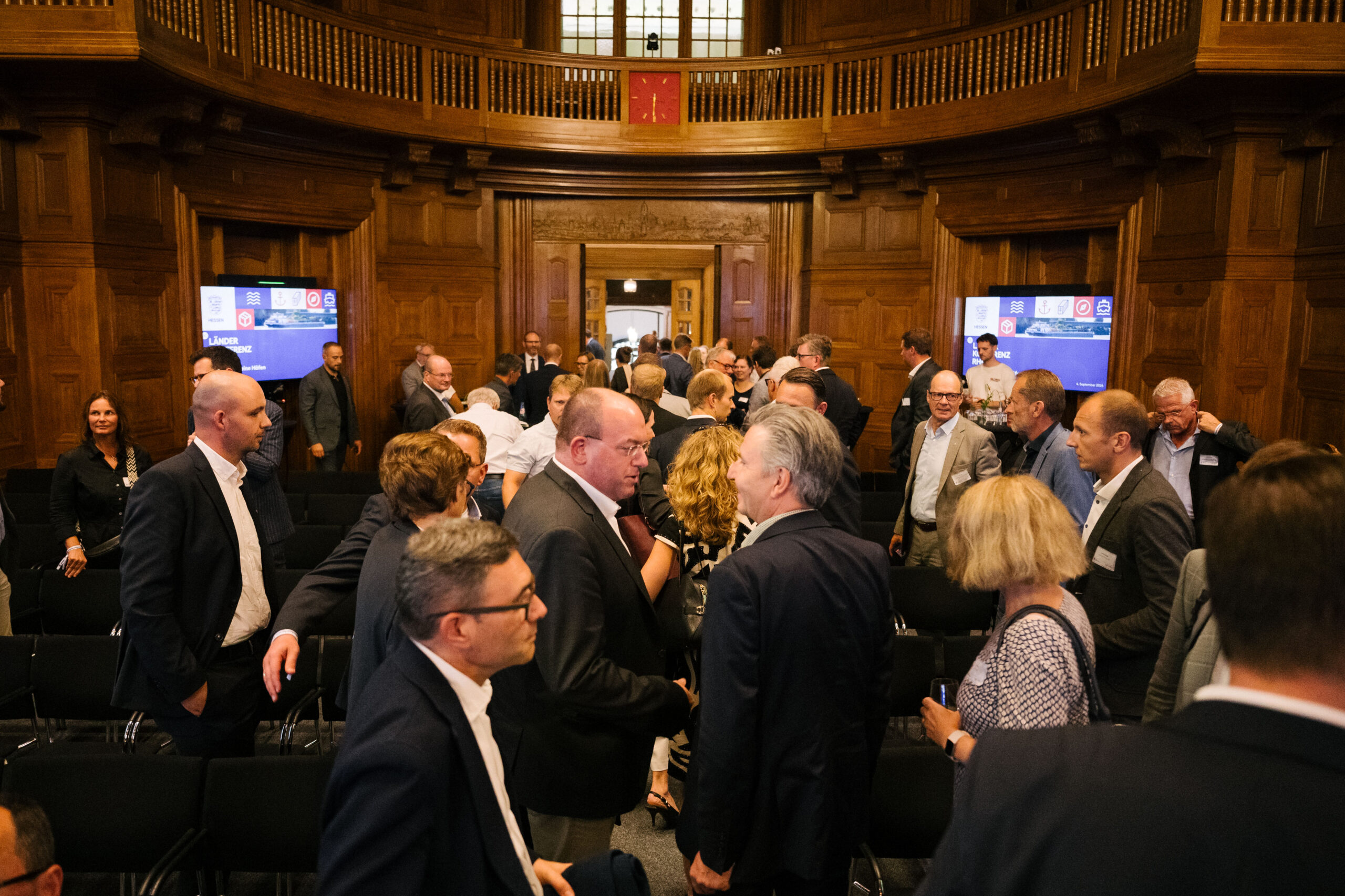 Viele Teilnehmende der Konferenz im Austausch Viele Teilnehmende der Konferenz im Austausch