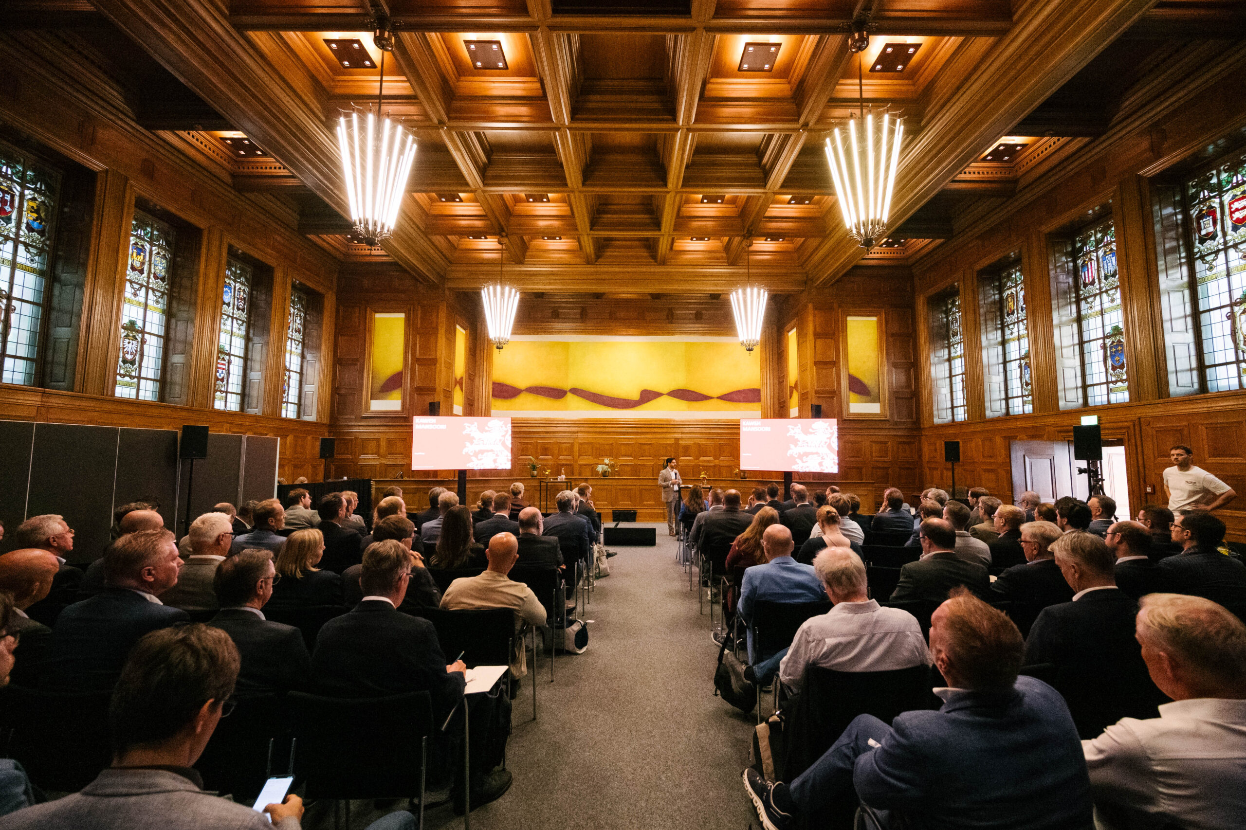 Blick auf die Bühne bei der Begrüßung durch den hessischen Wirtschaftsminister und stellvertretenden Ministerpräsidenten Kaweh Mansoori Blick auf die Bühne bei der Begrüßung durch den hessischen Wirtschaftsminister und stellvertretenden Ministerpräsidenten Kaweh Mansoori