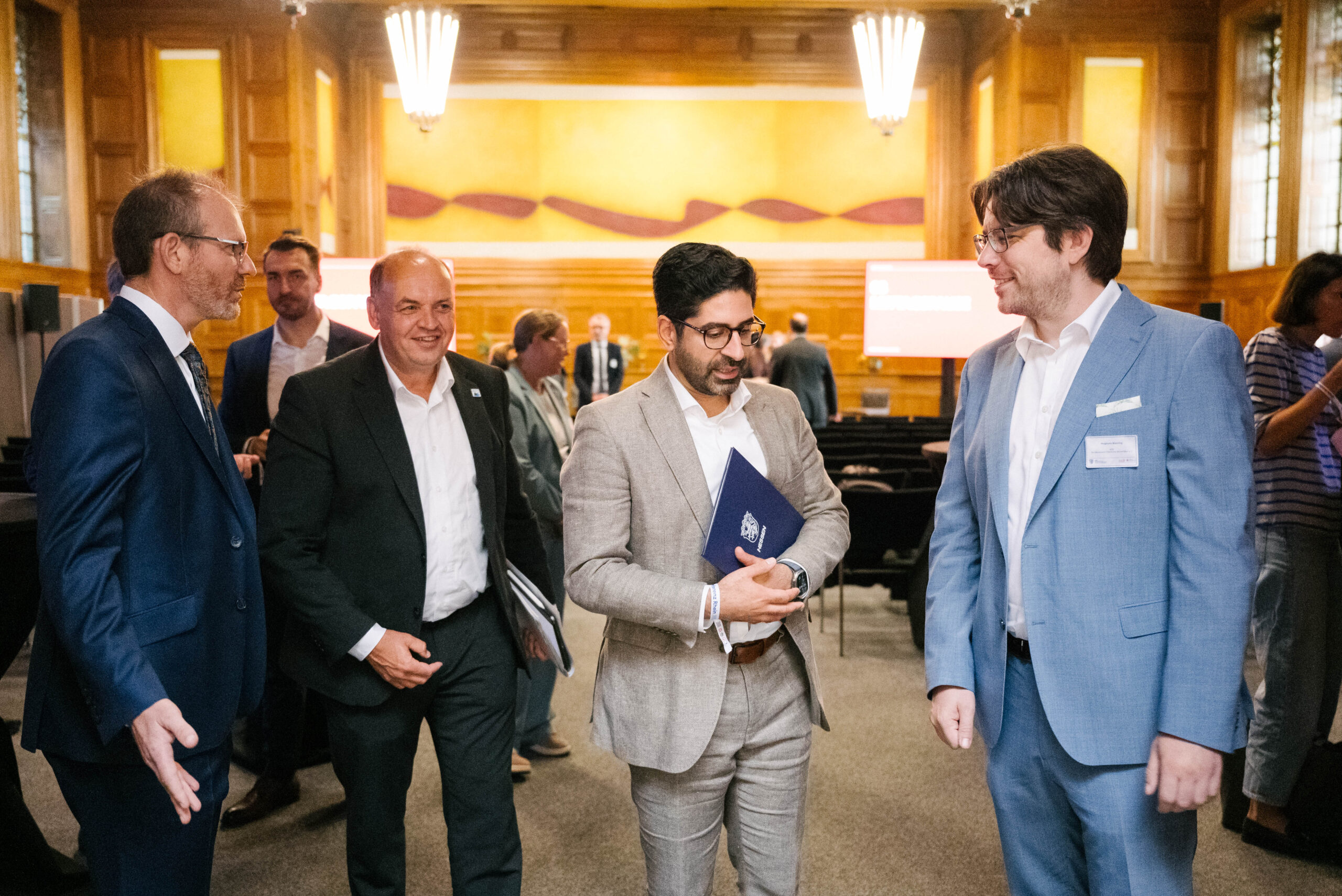Minister Kaweh Mansoori, Staatssekretär Viktor Haase und Magnus Bünning, Geschäftsführer der Initiative System Wasserstraße (ISW) im Austausch. Minister Kaweh Mansoori, Staatssekretär Viktor Haase und Magnus Bünning, Geschäftsführer der Initiative System Wasserstraße (ISW) im Austausch.